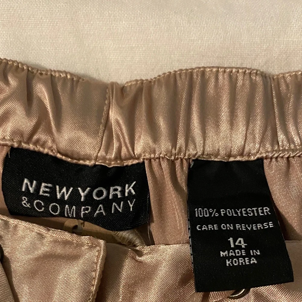 New York & Company Satin Joggers in tan satin 14 - Picture 5 of 7